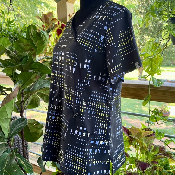 Super cute scrub top, stretchy & comfy - Picture 2 of 4